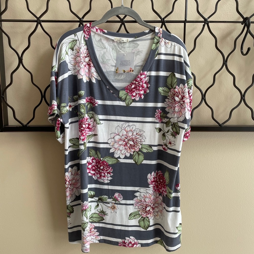 Sale! 🌻 2/25! Floral and stripes vneck size L